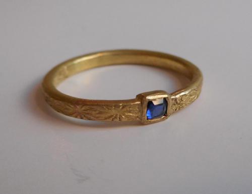 Antiker Saphir neu gefasst in einem Gelbgoldring mit Sternenmuster
