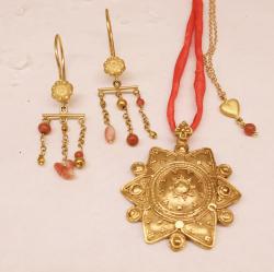 Goldvogerl Schmuckstück mit handwerklicher und internationaler Inspiration